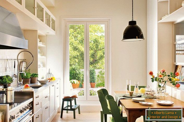 Uma pequena cozinha em estilo escandinavo em uma casa suburbana de um empresário de Moscou. Uma solução bem sucedida para organizar o espaço da cozinha.