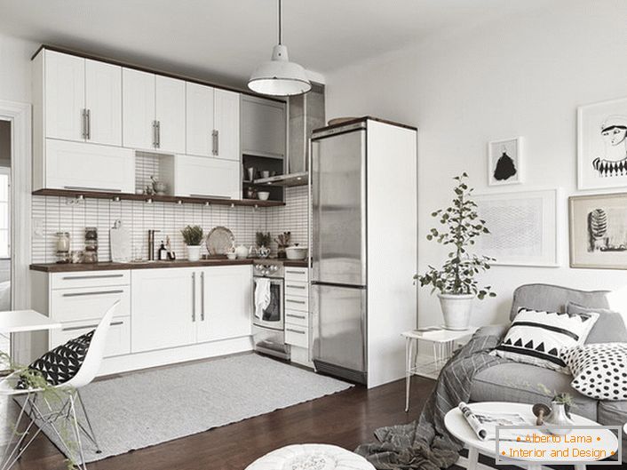 O interior elegante em tons de cinza-branco é decorado em estilo escandinavo. Uma característica notável é o uso de elementos decorativos de malhas. 