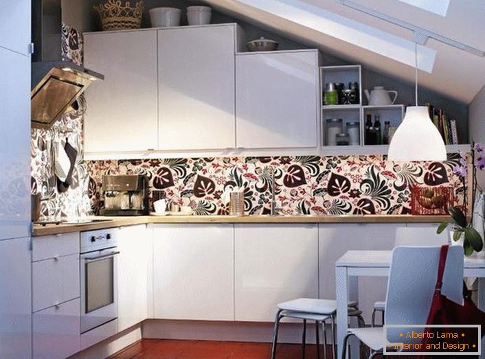 Modernos aparelhos embutidos se encaixam harmoniosamente no design geral da cozinha. O design lacônico de um pequeno espaço no piso do sótão é projetado em estrita conformidade com os requisitos do estilo escandinavo.