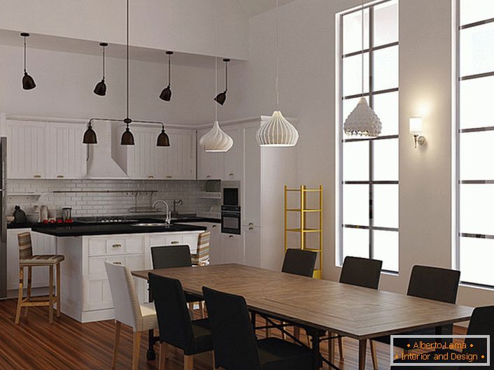 Um exemplo de iluminação bem escolhida para a cozinha em estilo escandinavo. Para iluminar as áreas de jantar e de trabalho, são utilizados diferentes modelos de candelabros de teto. 