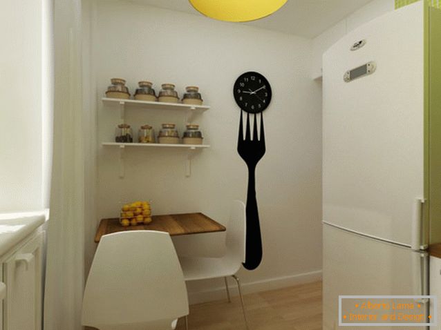 Relógio original na cozinha de um apartamento de dois quartos na Rússia