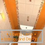 A combinação de azulejos brancos e laranja no design do banheiro
