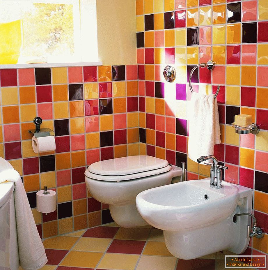 Elegante casa de banho com um vaso sanitário suspenso