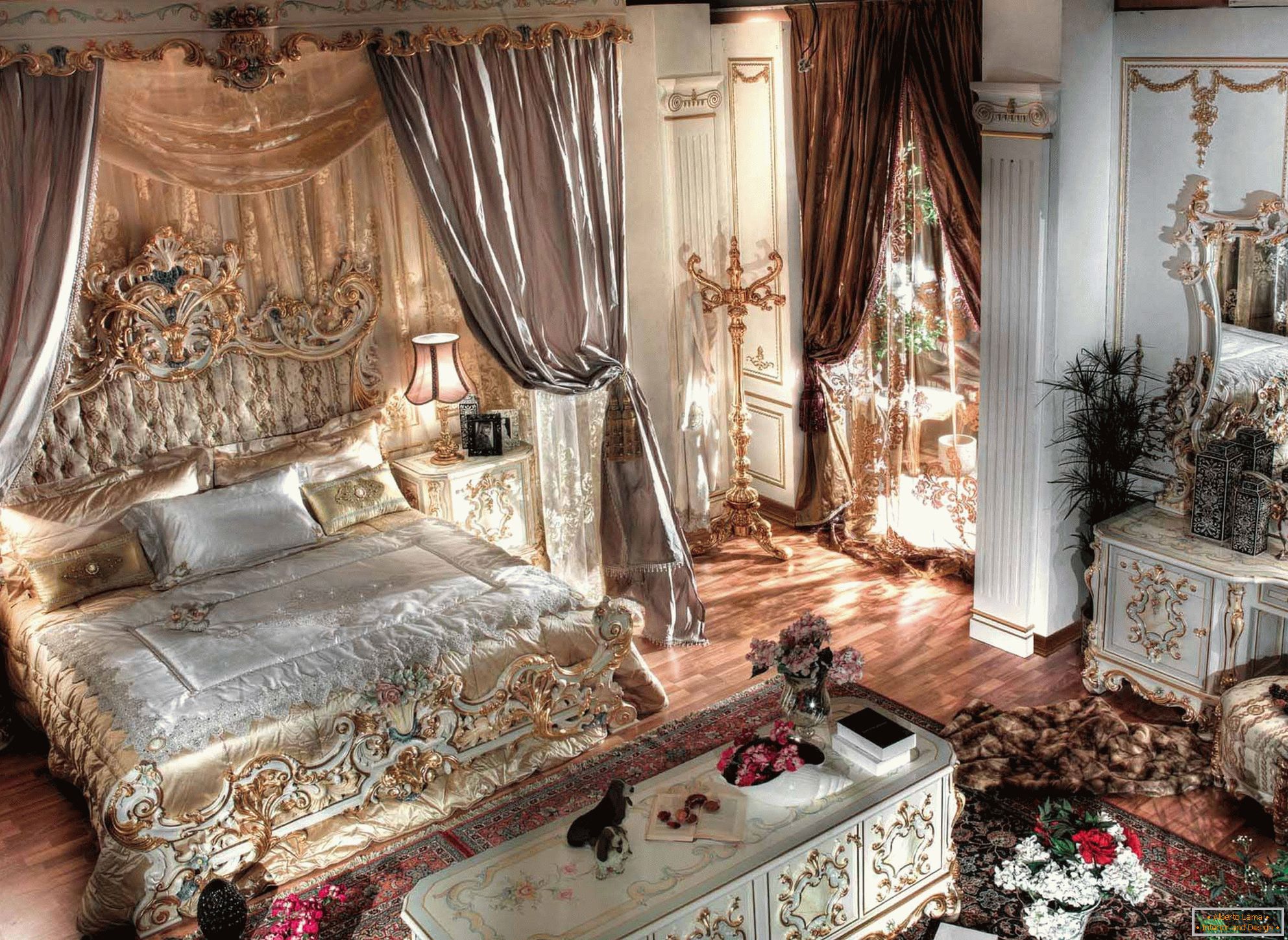 Luxuoso quarto barroco com tectos altos. No centro da composição é uma cama enorme feita de madeira com costas esculpidas.