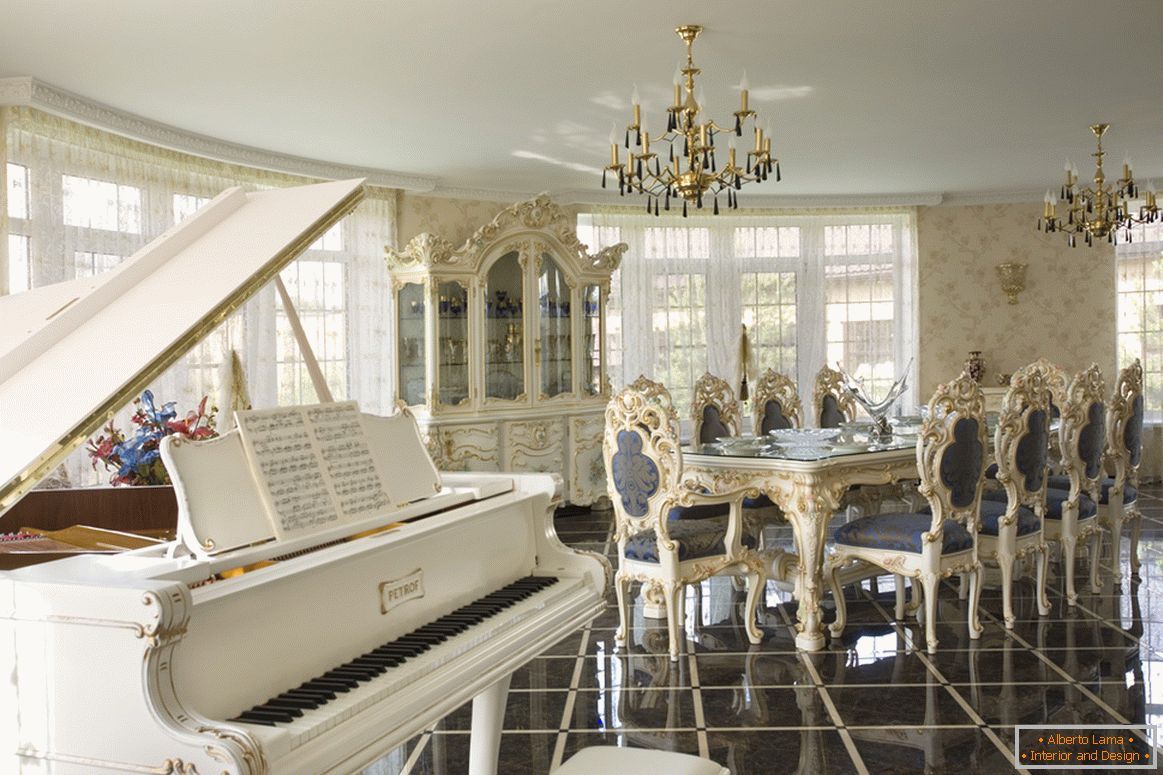 Uma espaçosa sala de jantar em estilo barroco. O proprietário de uma casa de campo, muito provavelmente, toca piano, o que se encaixa perfeitamente na imagem geral do interior.