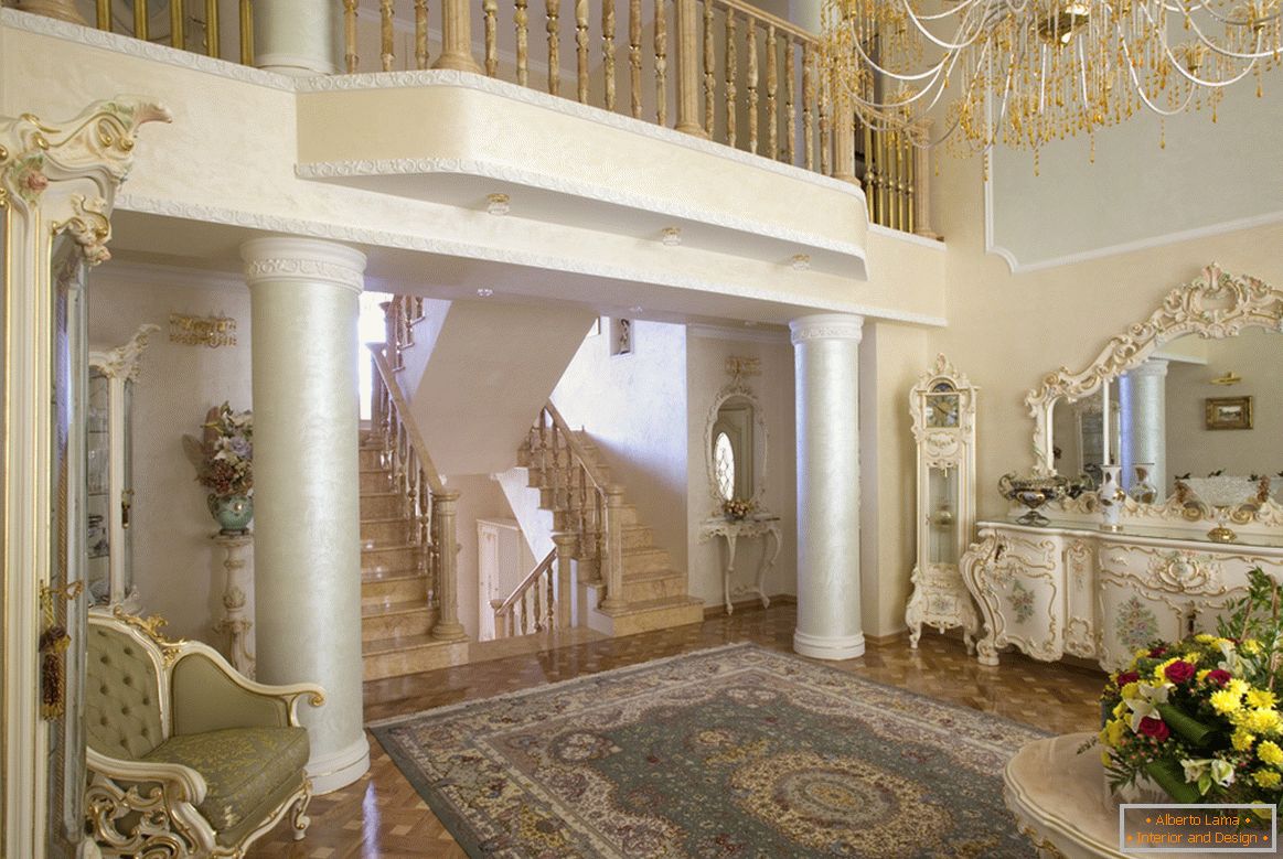 A sala de estilo barroco é notável pelas colunas com uma pequena varanda no segundo andar.