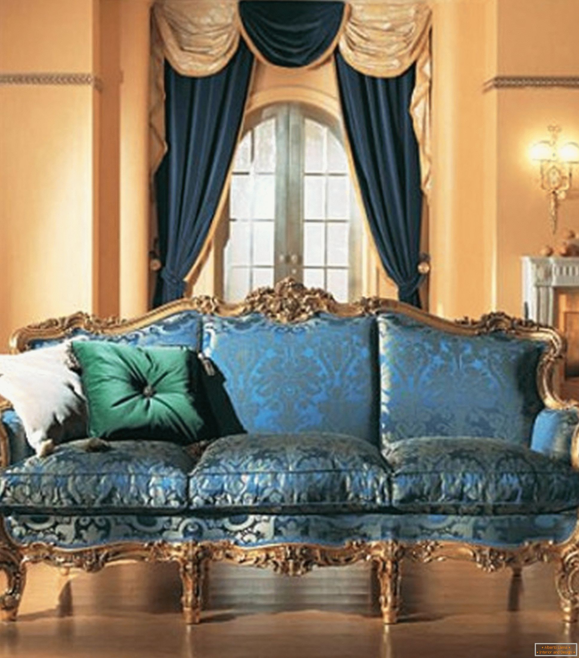 A combinação de cores contrastantes na decoração da sala de estar em estilo barroco.