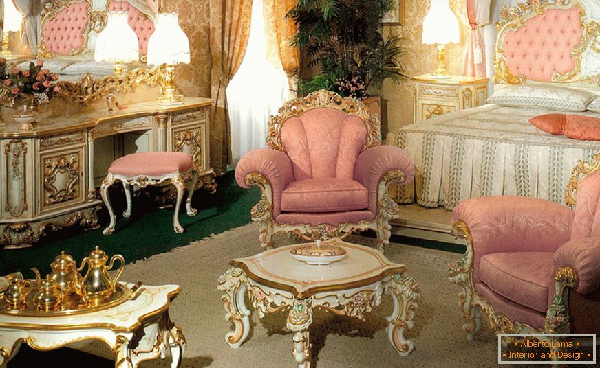 Um quarto suave em estilo barroco com tons de rosa.