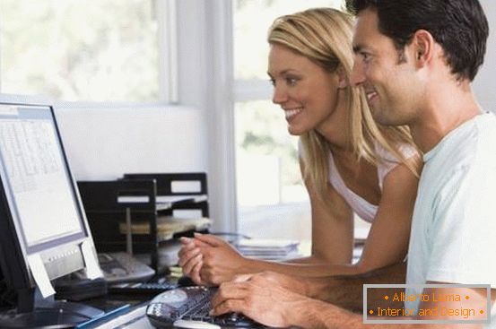 homem e mulheres no computador em casa