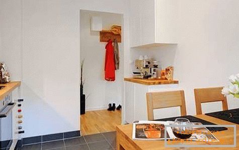 Interior de uma pequena cozinha
