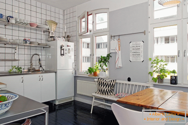 A cozinha de um pequeno apartamento em Estocolmo