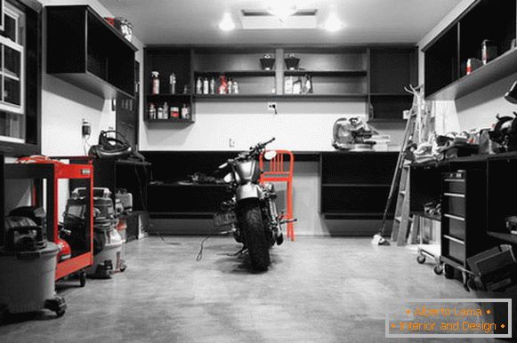 Motocicleta no interior de uma garagem em casa