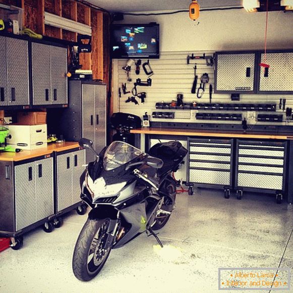 Motocicleta no interior de uma garagem em casa
