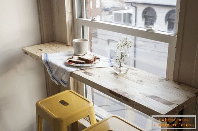 Mesa e bancos pela janela