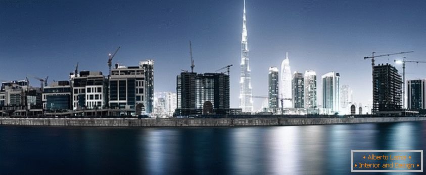 Dubai em construção na iluminação da noite