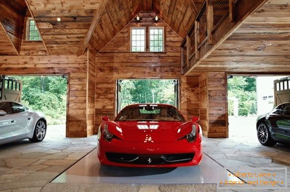 Carros de luxo em uma garagem de madeira