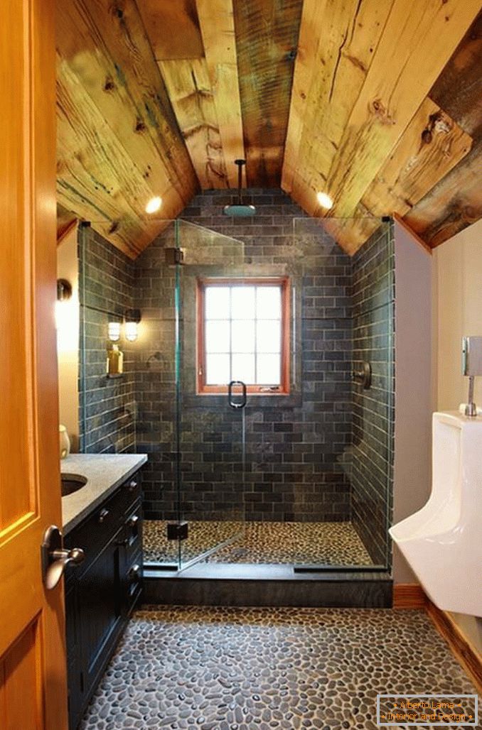 Casa de banho com decoração em madeira e pedra