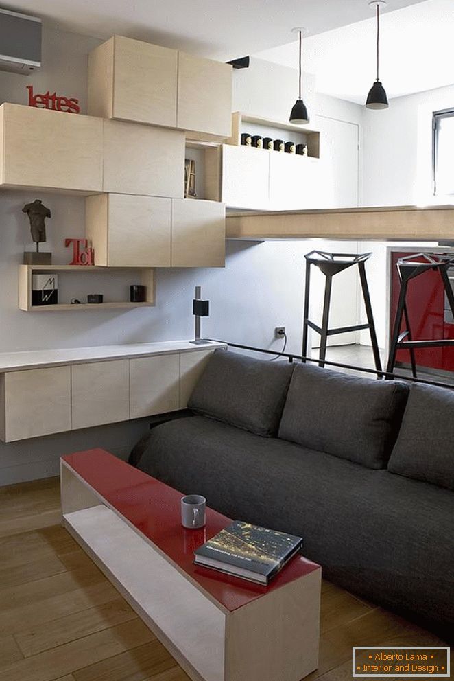 Interior de um pequeno apartamento em Paris