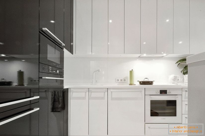 Interior da cozinha em preto e branco