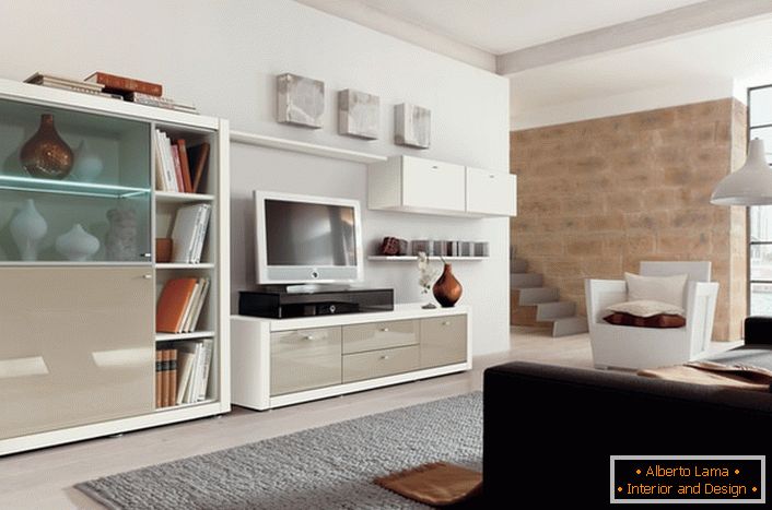 Usar móveis modulares em uma sala de estar moderna não sobrecarrega o espaço da sala.