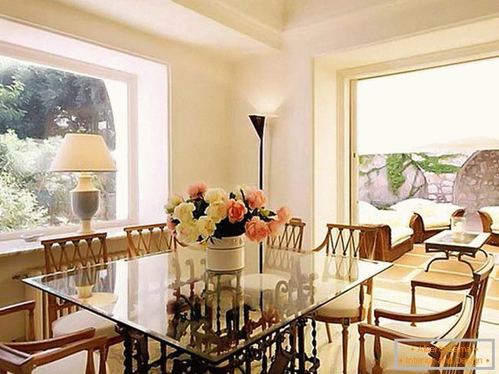 O design virtuoso da sala de jantar no estilo mediterrâneo na casa do político francês. 