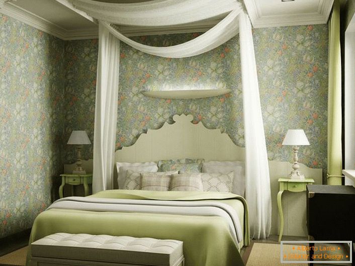 Uma característica notável do design do quarto era um dossel feito de tecido branco translúcido sobre a cama. Um design leve e romântico é ideal para o quarto de um jovem casal.