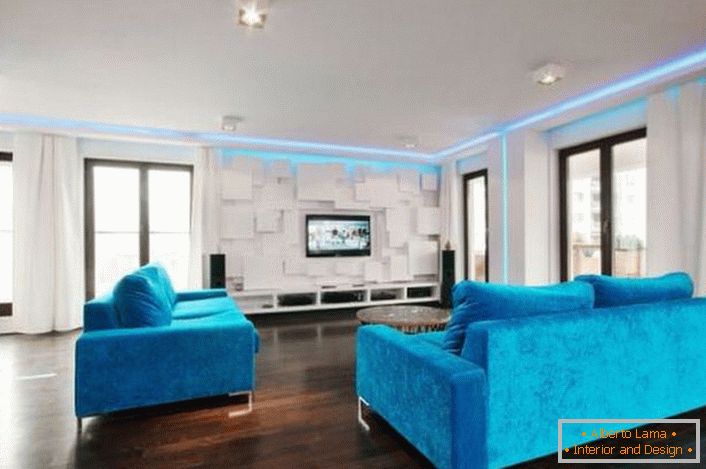 Uma solução incomum para o design da sala de estar no estilo mediterrâneo é o uso de elementos metálicos cromados.