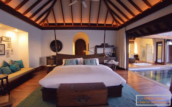 Móveis de madeira maciça de madeira escura parece luxuoso e elegante. Candelabro de teto é selecionado nas melhores tradições de estilo.