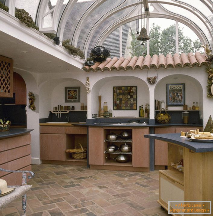 Cozinha no estilo mediterrâneo sob um telhado de vidro em uma casa em Itália do sul.