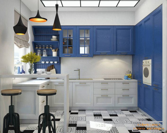 Favorável no interior do Mediterrâneo também parece uma combinação de azul branco e saturado. O conjunto de cozinha está equipado com um grande número de prateleiras e gavetas funcionais e espaçosas.