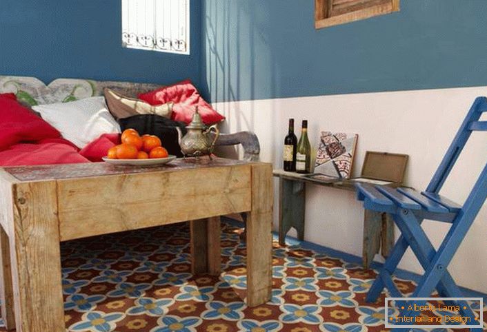 Uma solução criativa para o salão no estilo mediterrâneo é uma mesa de café feita de madeira bruta e não tratada. 