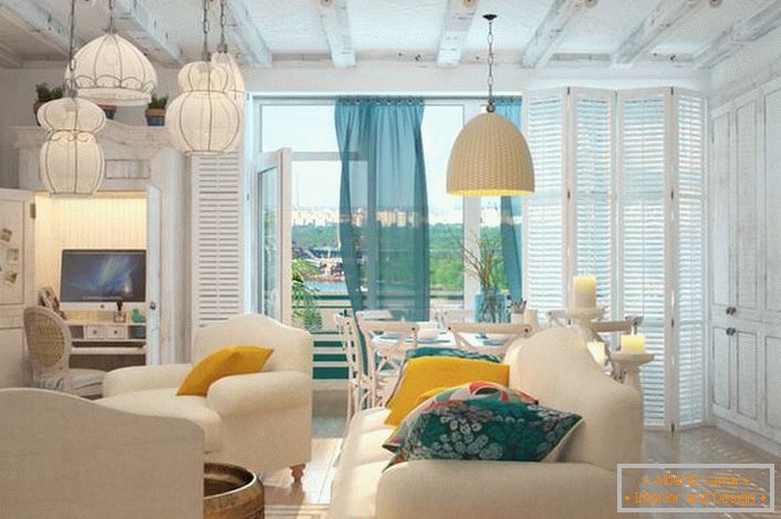 O quarto de hóspedes no estilo mediterrânico é espaçoso e luminoso. Para o acabamento dos pisos foi utilizado parquet de madeira clara.