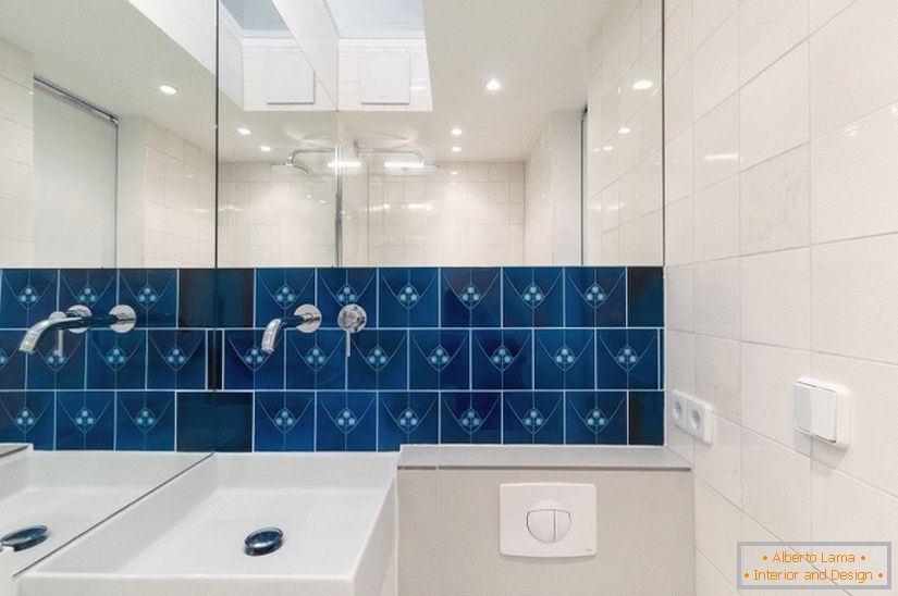 Azulejos azuis em um banheiro branco