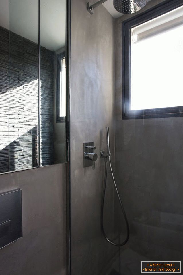 Uma casa de banho de um pequeno estúdio