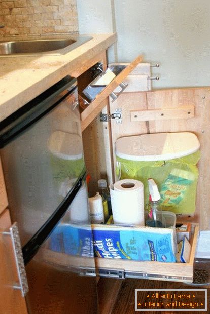 Acessórios higiênicos em uma pequena cozinha aconchegante