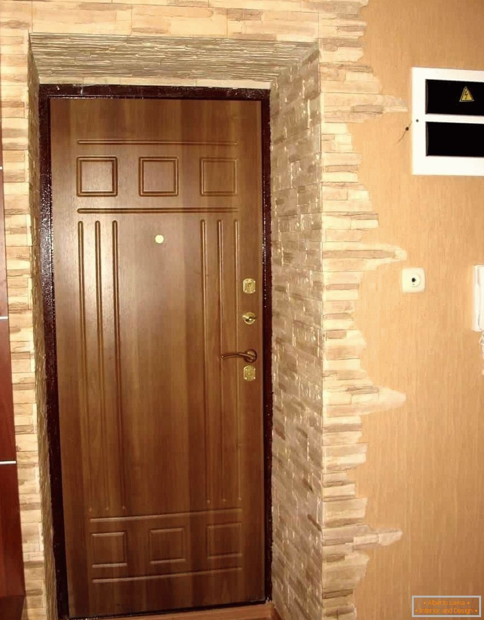 Papéis de parede e pedra no corredor