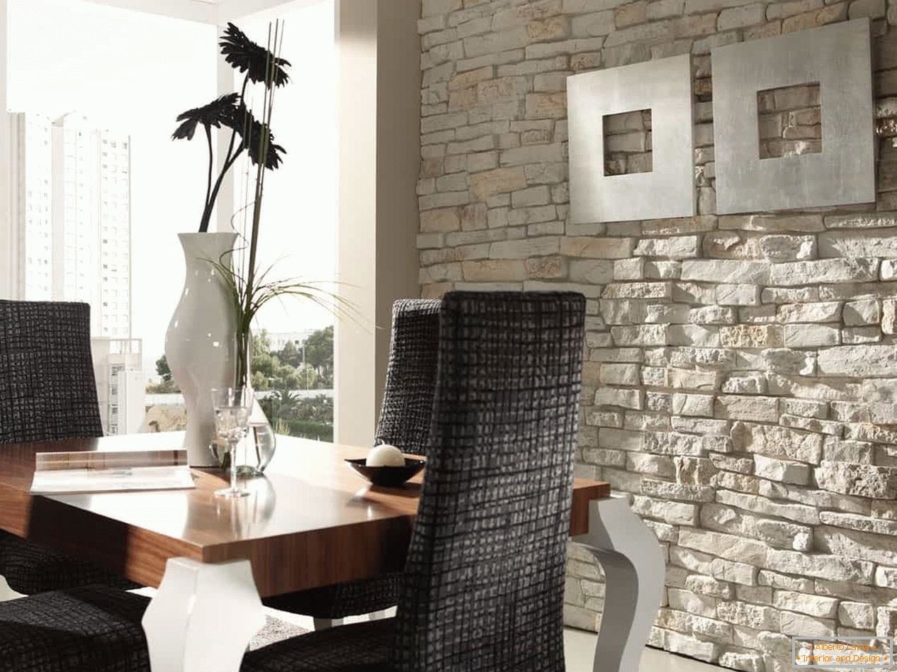 Decoração de parede com uma pedra decorativa leve na sala de jantar