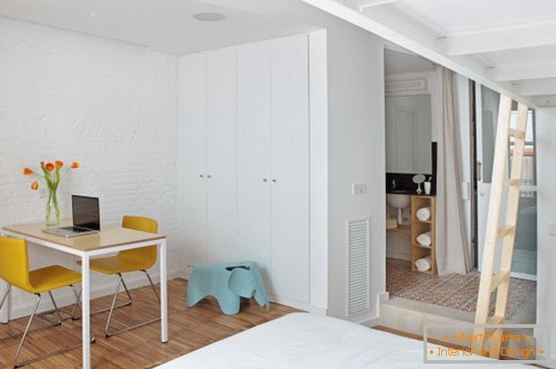 Projeto de um mini apartamento: um cantinho de trabalho no quarto