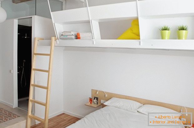 O projeto de um mini apartamento: um quarto na cor branca