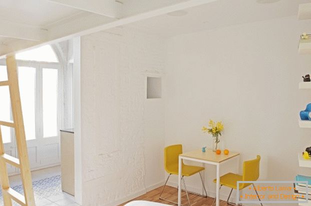 O projeto de um mini apartamento: uma pequena mesa no quarto