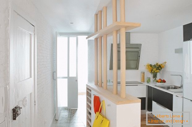 O projeto de um mini apartamento: uma cozinha com balcão de bar