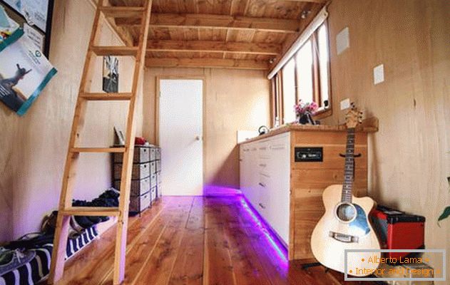 O projeto é uma pequena casa sobre rodas. Interior minimalista simples com guarnição de madeira