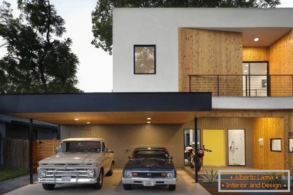Casa preto e branco com guarnição de madeira e garagem