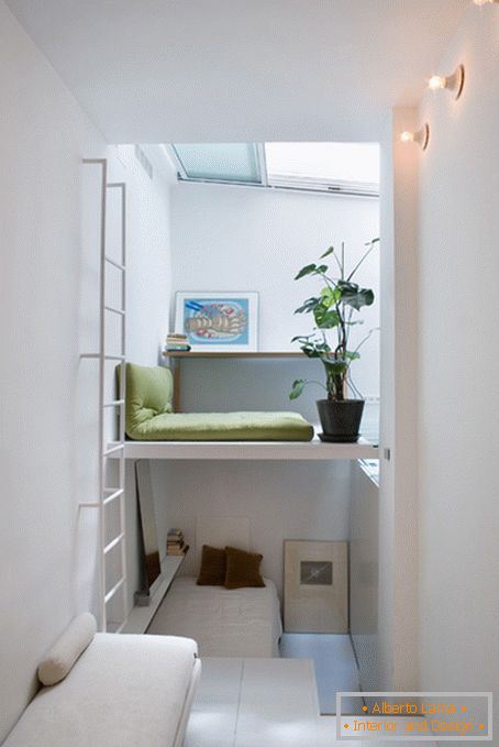 O interior de um apartamento muito pequeno em Madrid