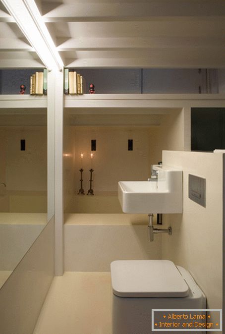 Interior de casa de banho em um apartamento muito pequeno