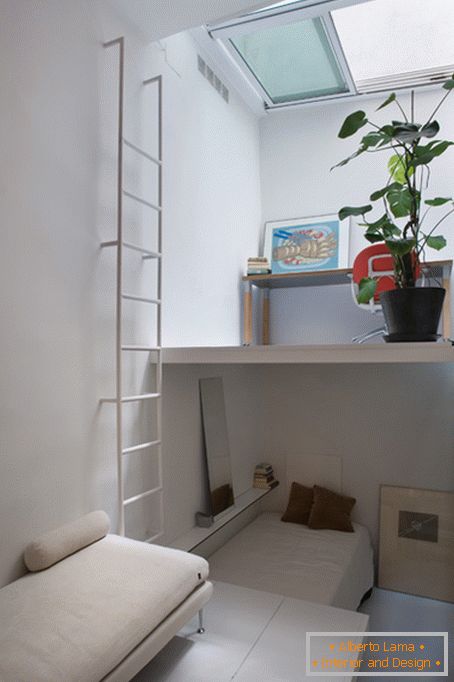Interior de um pequeno apartamento multi-nível