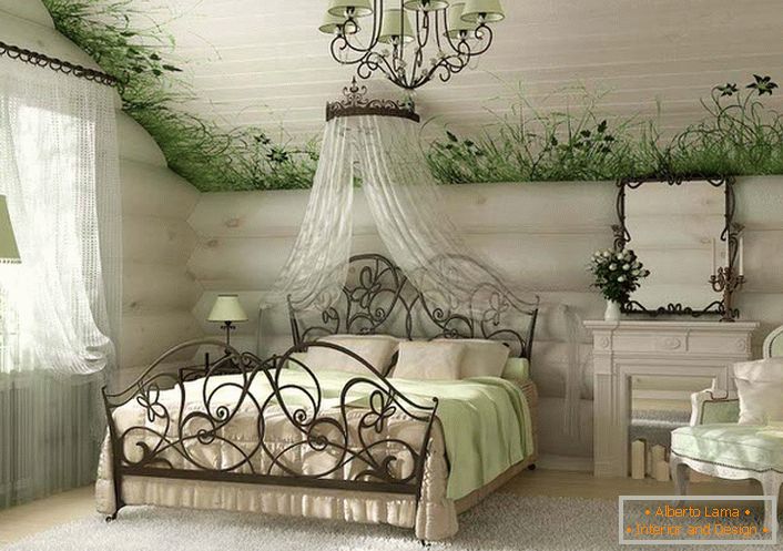 Um quarto espaçoso e luminoso no estilo country é digno de nota para um acabamento especial no teto, ao longo do qual a vegetação fresca com flores raras é representada.