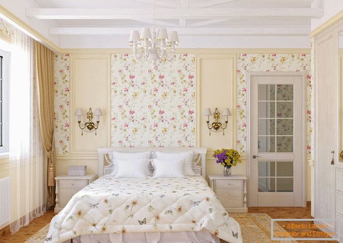 As paredes do quarto em estilo campestre são decoradas com papel de parede floral, que combina harmoniosamente com a colcha na cama.