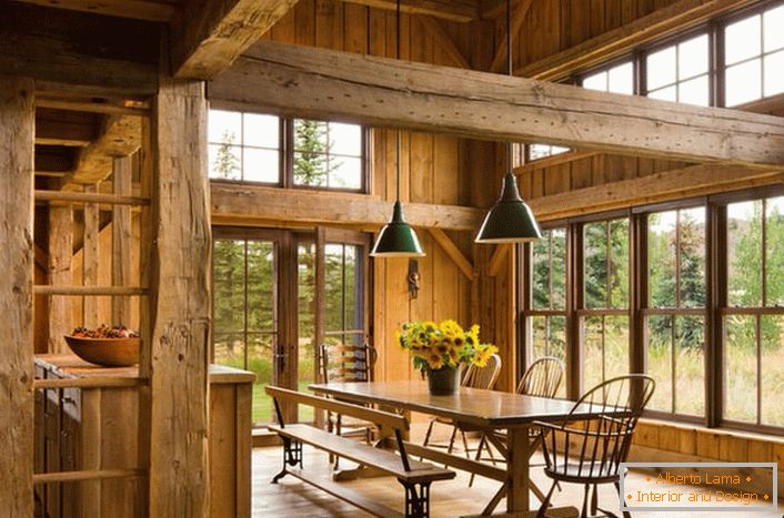 A acolhedora sala de jantar em estilo country em uma grande casa de campo. Simplicidade de registro, conceito descomplicado, materiais naturais de acabamento.