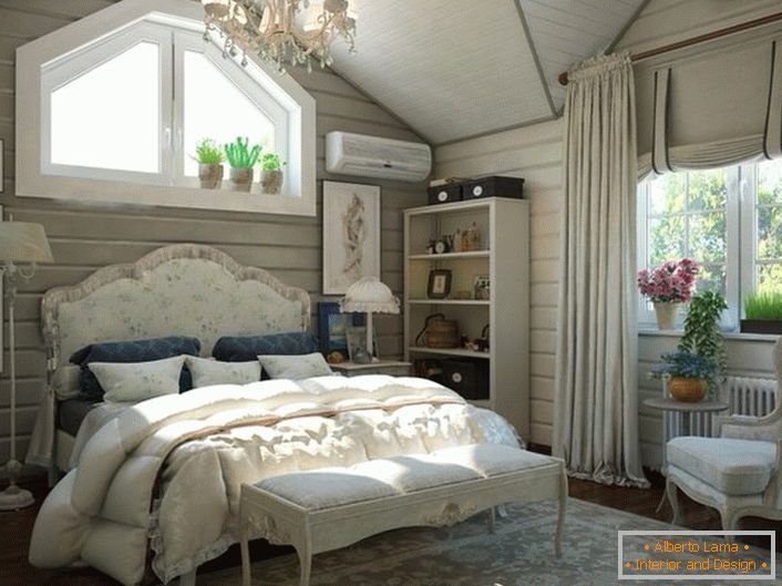Um quarto para hóspedes no sótão de uma casa de campo. Interior no estilo do país parece impressionante e elegante. 